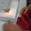 Aprender a costurar com a ajuda das funcionárias do Bloco E.